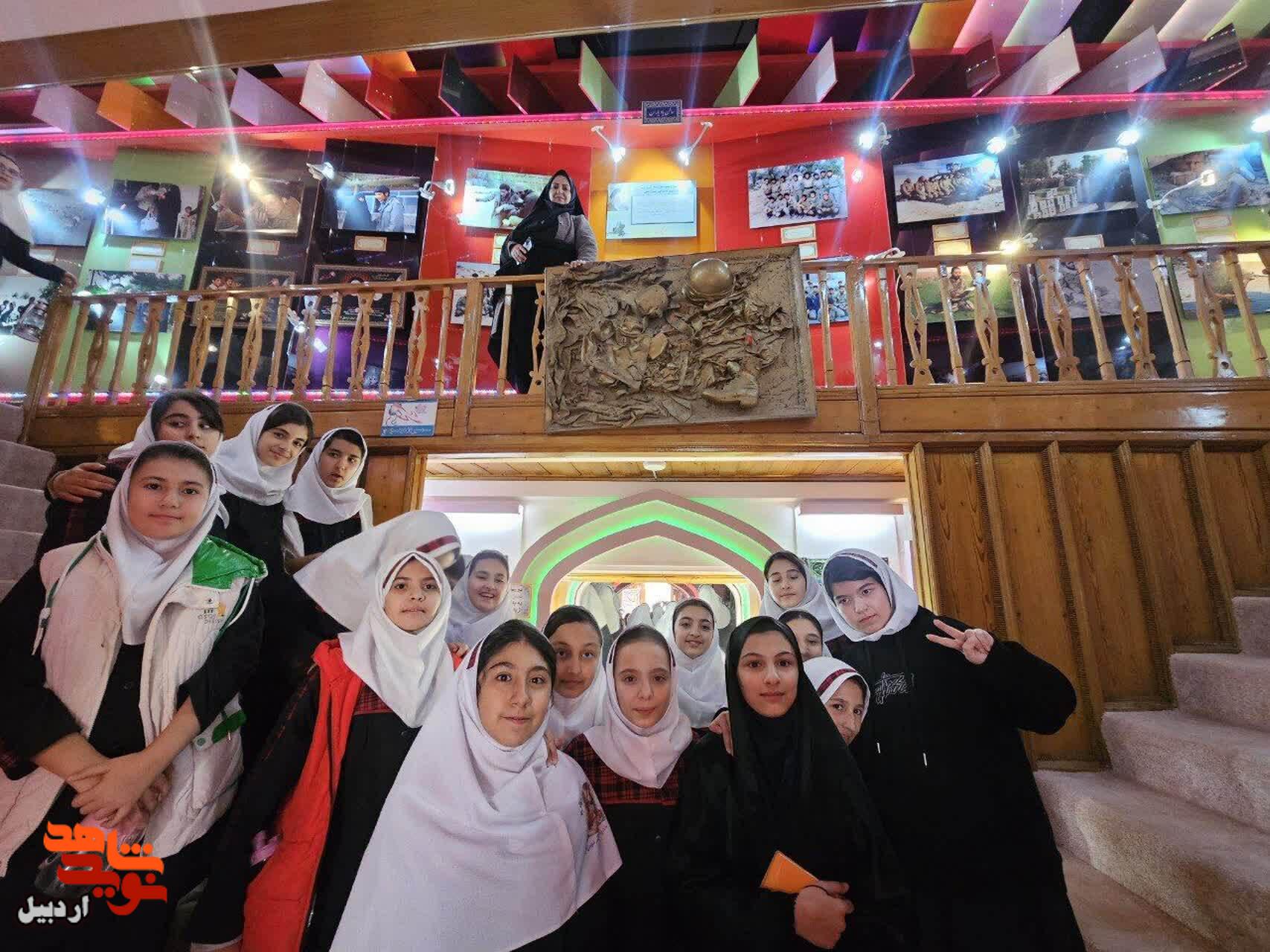 بازدید دانشآموزان دبستان دخترانه شهید فاتحی از موزه شهدای اردبیل بازدید دانشآموزان دبستان دخترانه شهید فاتحی از موزه شهدای اردبیل