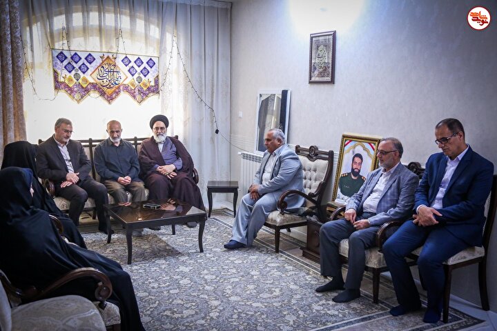 عکس/ دیدار معاون فرهنگی و آموزشی بنیاد شهید و امور ایثارگران با خانواده شهید «محسن برکان»