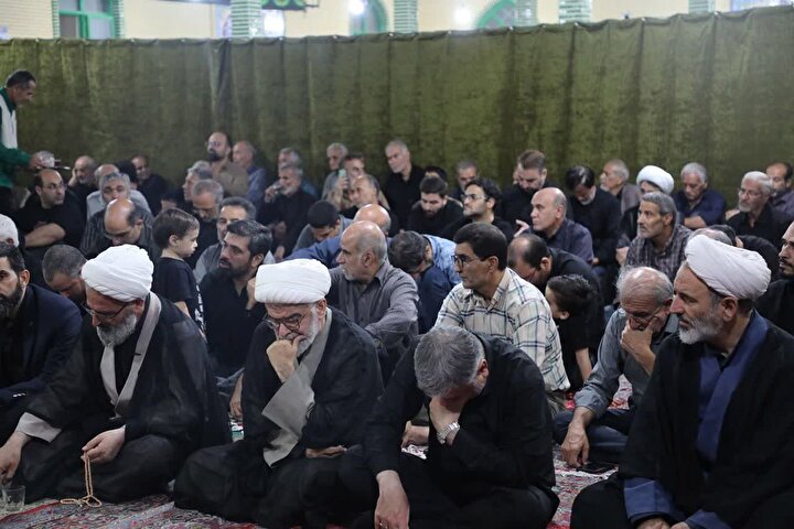 گزارش تصویری/ مراسم عزای رهبر شهید در مسجد پنج تن آل عبا(ع) سمنان
