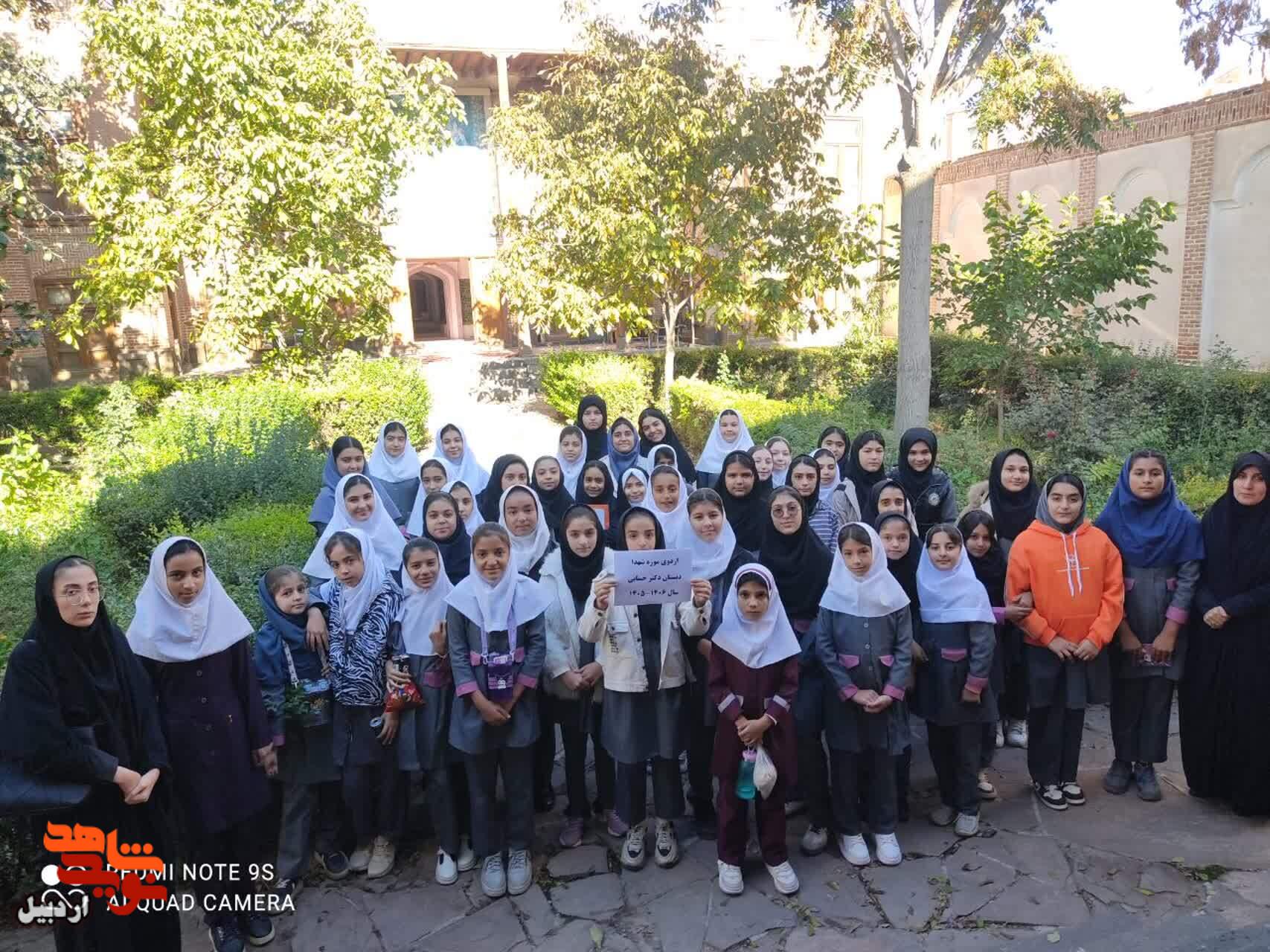 بازدید دانش‌آموزان دبستان دخترانه دکتر حسابی از موزه شهدای اردبیل+ عکس