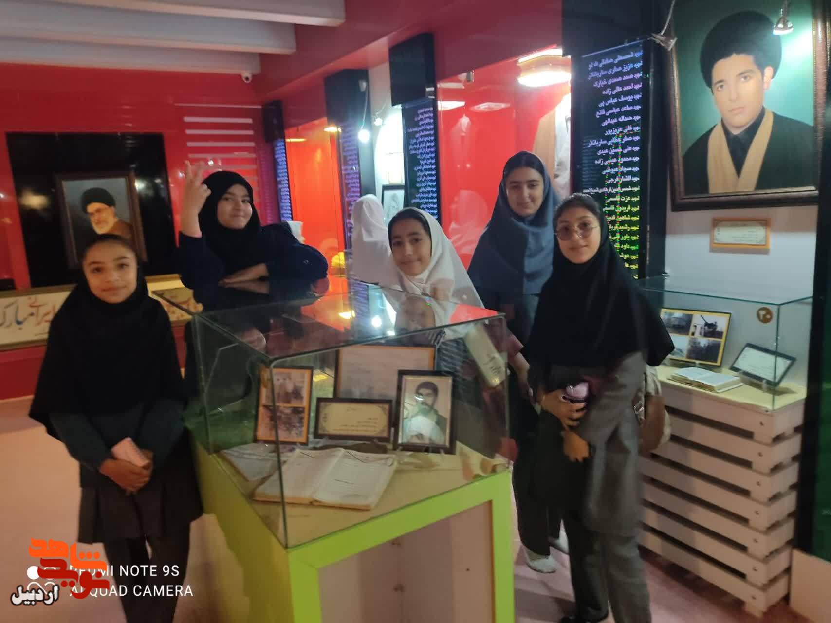بازدید دانش‌آموزان دبستان دخترانه دکتر حسابی از موزه شهدای اردبیل+ عکس