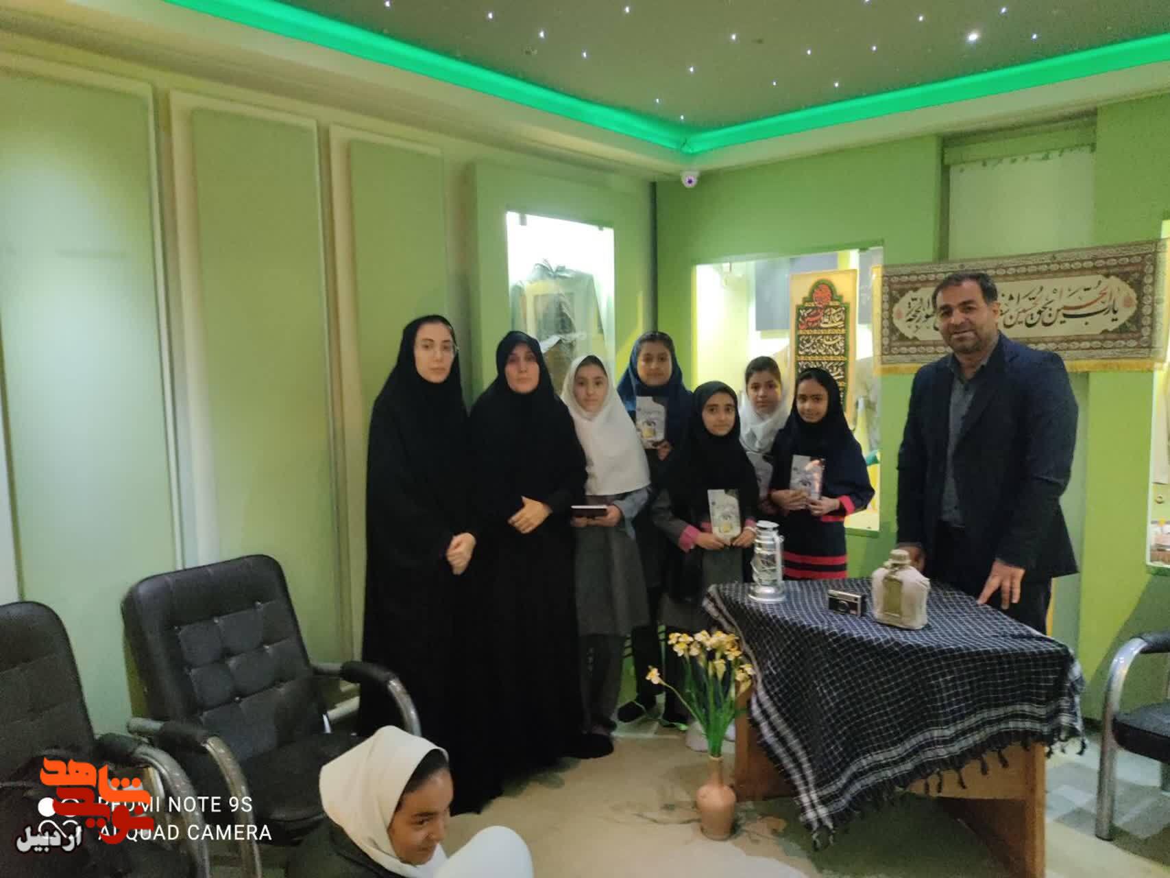 بازدید دانش‌آموزان دبستان دخترانه دکتر حسابی از موزه شهدای اردبیل+ عکس