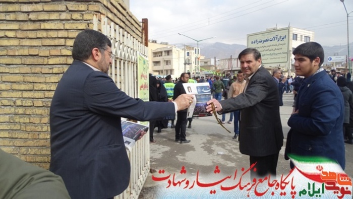 توزیع محصولات فرهنگی توسط بنیاد در بین راهپیمایی کنندگان 