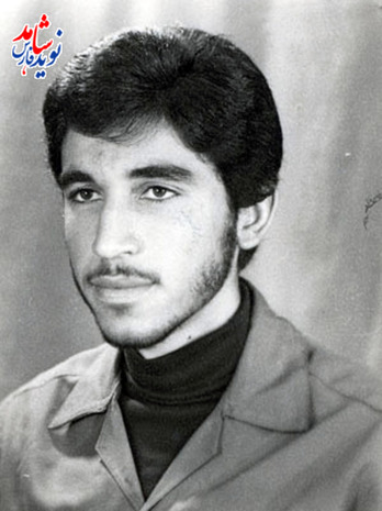 شهید عبدالحميد مسيحيان /تولد: 1341 شهادت: 22/12/62 / از تمامى برادران و خواهران التماس دعا دارم و خود را برده اى سراپا تقصير و پرگناه مى دانم كه تنها عمل خيرش را به گناه خويش كه چگونه و با چه رويى به محضرش وارد شوم و اقرار به وحدانيتش و پيروى و شهادت رسول و ائمه معصومش دهم درحاليكه وقتى مى گفتم خدا به ديگرى دل بسته بودم و هرگاه ادعاى پرستش مى گردم ديگرى را بت و از او حل مشكل و كمك مى خواستم.
