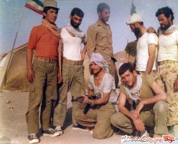 از چپ: نفر سوم ایستاده شهید مهدی ناصری - نفر پنجم شهید موسی تفرشی