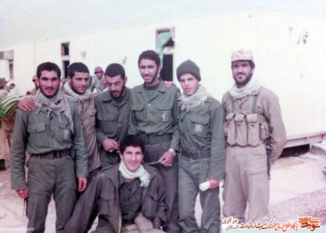 از چپ: ایستاده: شهید رحیم صالحی - شهید ناصر فیضی - سعید وفایی - شهید محمود حسینخانی - شهید محمد منصوری - اسماعیل نادری - نشسته سید محمود میرمحمدی