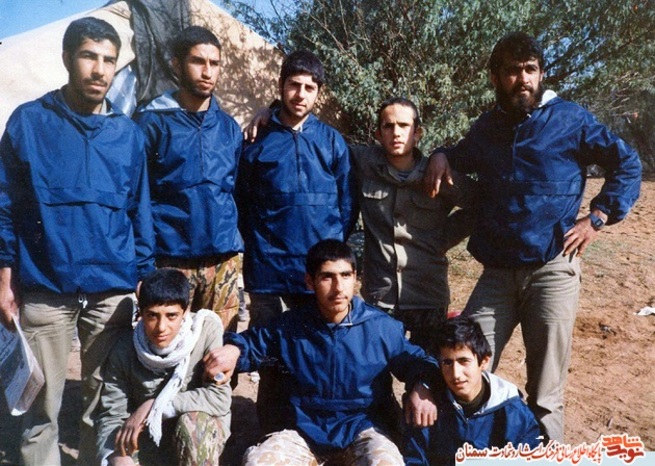 نفر اول نشسته از راست شهید محمدرضا اردکانی