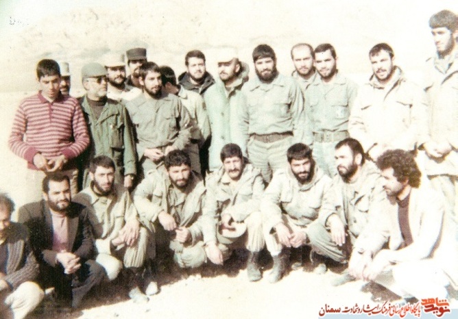 نفر اول ایستاده از راست سردار شهید کیومرث نوروزی‌فر