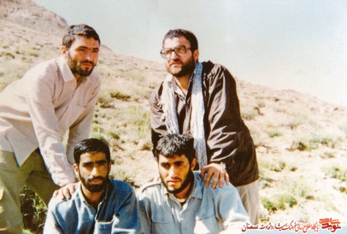 نفر نشسته از راست سردار شهید کیومرث نوروزی‌فر