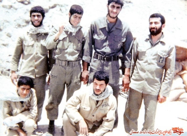 نفر دوم ایستاده از راست سردار شهید کیومرث نوروزی‌فر