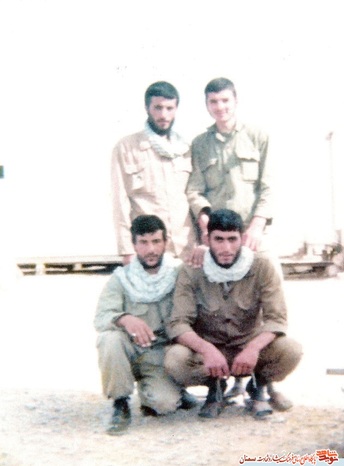 نفر اول نشسته از راست سردار شهید کیومرث نوروزی‌فر