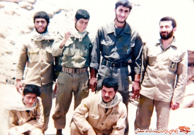 نفر دوم ایستاده از راست سردار شهید کیومرث نوروزی‌فر