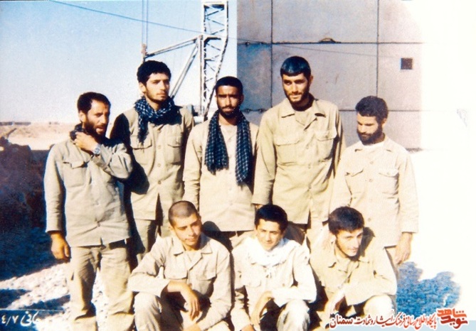 نفر دوم ایستاده از راست سردار شهید کیومرث نوروزی‌فر 