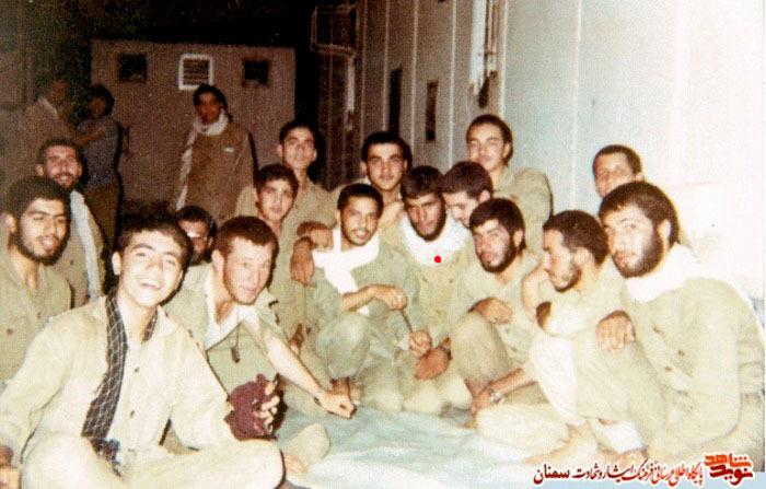 نفر پنجم نشسته از راست سردار شهید کیومرث نوروزی‌فر