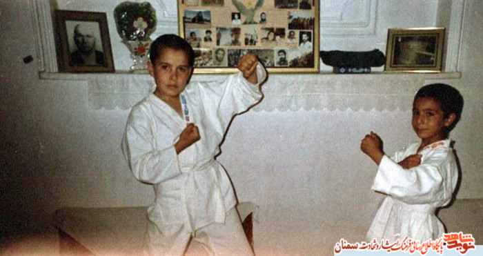 نفر سمت راست شهید محمدحسین حمزه