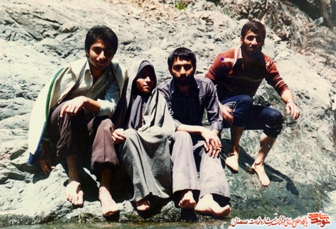 نفر اول از راست شهید احمد امی
