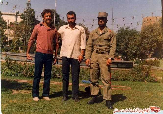 نفر اول از راست شهید احمد امی