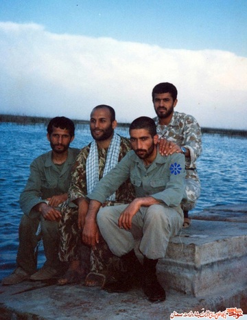 نفر اول نشسته از راست شهید علی‌اصغر غریب‌نژاد