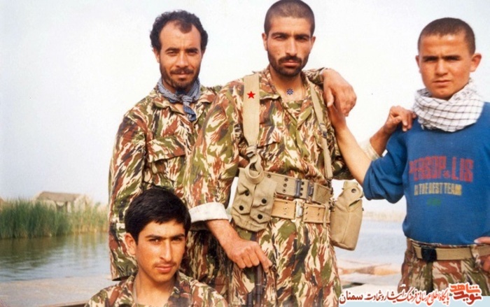 نفر دوم از راست شهید علی‌اصغر غریب‌نژاد