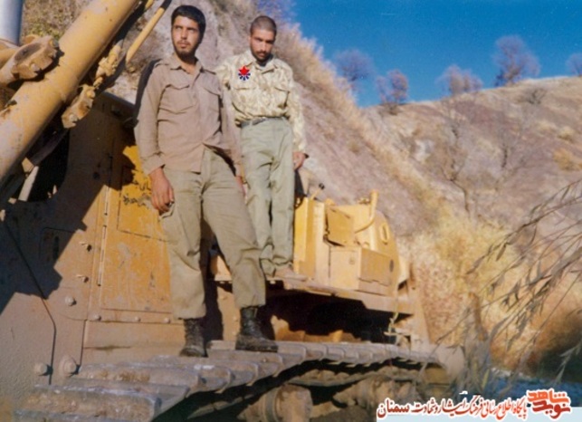 نفر سمت راست شهید علی‌اصغر غریب‌نژاد