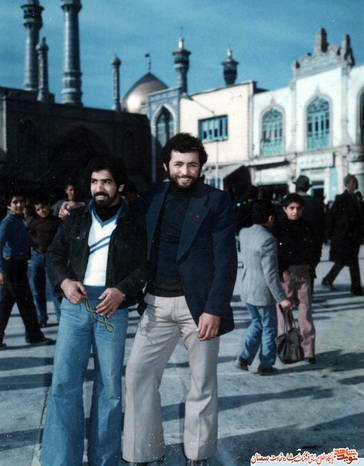 نفر سمت راست شهید علی‌اصغر قاسم‌پور