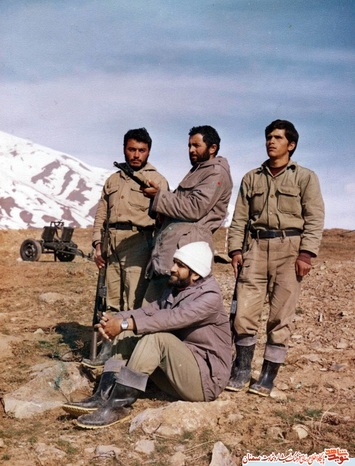 نفر دوم ایستاده از راست شهید علی‌اصغر قاسم‌پور