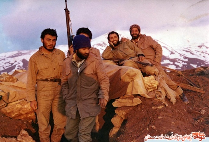 نفر دوم از راست شهید علی‌اصغر قاسم‌پور