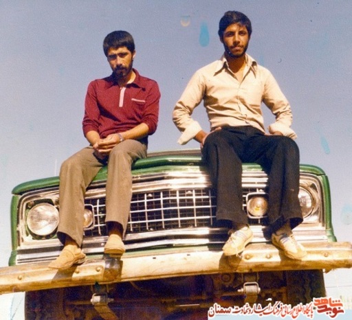 نفر سمت راست شهید عباس لزومی