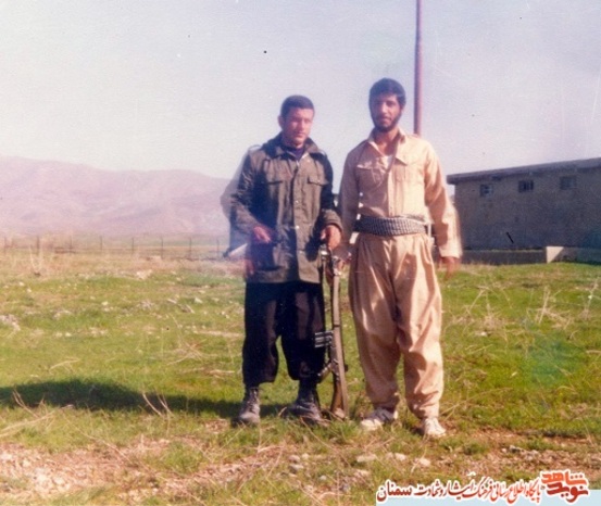 نفر سمت راست شهید عباس لزومی