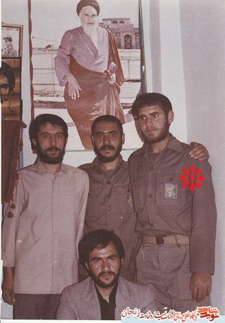 شهید قامت بیات در کنار تصویر امام 