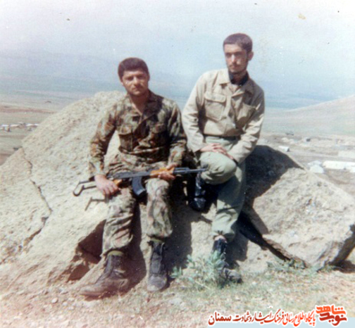 نفر سمت راست شهید محمدباقر فرح‌زاد