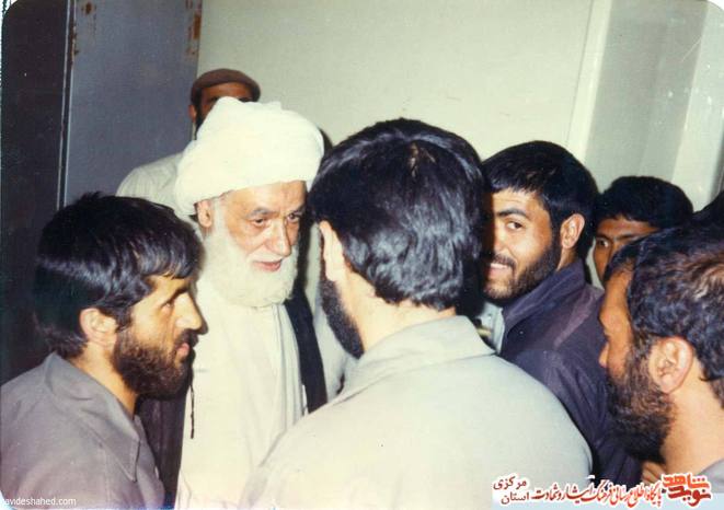 از چپ: محمد بهرامی - مهدی آقاجانی - شهید رودبارانی - مرحوم آیت الله شیرازی امام جمعه وقت مشهد - شهید میرزایی