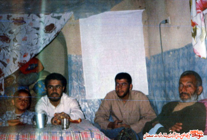 نفر دوم از چپ شهید حسین قربانی محمدآبادی