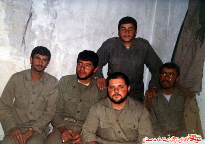 نفر اول نشسته از راست شهید حسین قربانی محمدآبادی