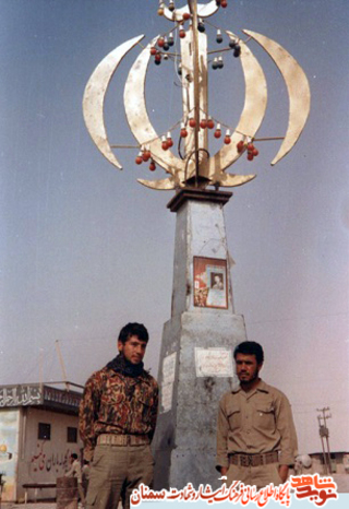 نفر سمت راست شهید حسین قربانی محمدآبادی