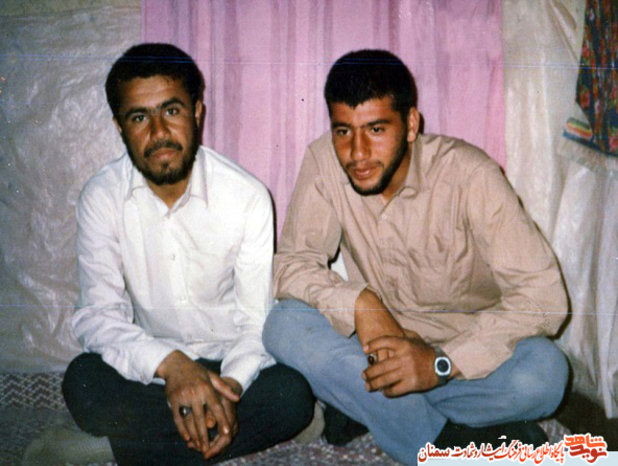 نفر سمت چپ شهید حسین قربانی محمدآبادی