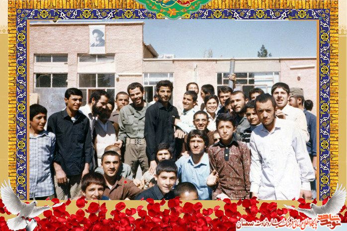 ردیف دوم نفر اول نشسته از چپ شهید حسن صیدی