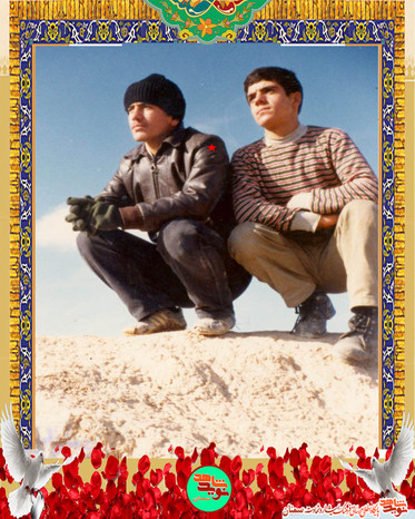 نفر سمت راست شهید علیرضا خان‌محمدی