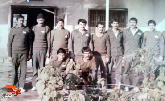 ردیف نشسته نفر سمت چپ جانباز و آزاده سرافراز حمیدرضا قادری - اردوگاه رمادیه شش