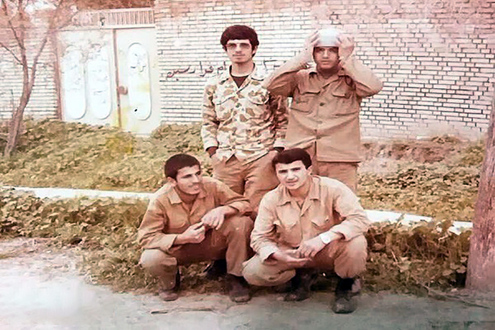 ایستاده از راست: شهید اکبر چمنی، حسن عبدالخالقی/  نشسته از راست: مجتبی ولی‌زاده، شهید مهدی واعظی