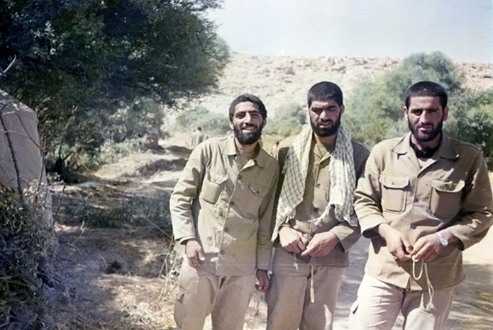 از سمت راست: علی خانی، شهید محمدحسین عامریان، شهید منصور جلالی