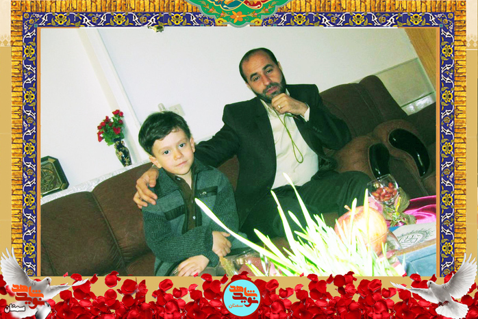 شهید محمد طحان در کنار فرزندش