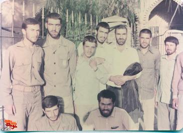 از چپ: ایستاده: ابوالفضل روغنی - شهید غضنفر داودآبادی - صادق فرهادی - محمد داودآبادی - حسین داودآبادی - قدرت اله داودآبادی - شهید علی نقی داودآبادی - قدرت اله آخوندی - نشسته:شهید محمدرضا زاهدی - حشمت ملکی