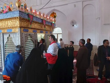 غبارروبی ضریح مطهر امامزاده علی‌اکبر(ع) شهرستان آرادان به مناسبت هفته دفاع مقدس