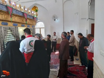 غبارروبی ضریح مطهر امامزاده علی‌اکبر(ع) شهرستان آرادان به مناسبت هفته دفاع مقدس