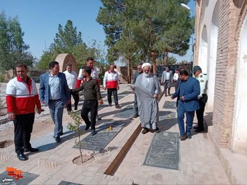 گلباران گلزار شهدای امامزاده علی‌اکبر(ع) شهرستان آرادان به مناسبت هفته دفاع مقدس