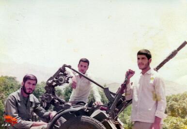 از چپ: شهید یحیی بخشی - محمود عاشوری - ناصر مطیع پور
