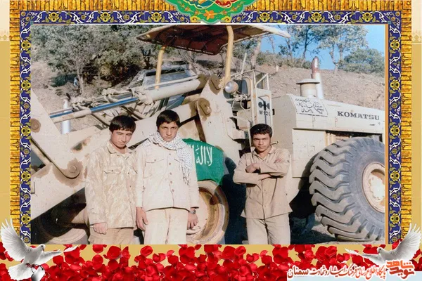 نفر وسط شهید عبدالرضا غریب&zwnj;نژاد