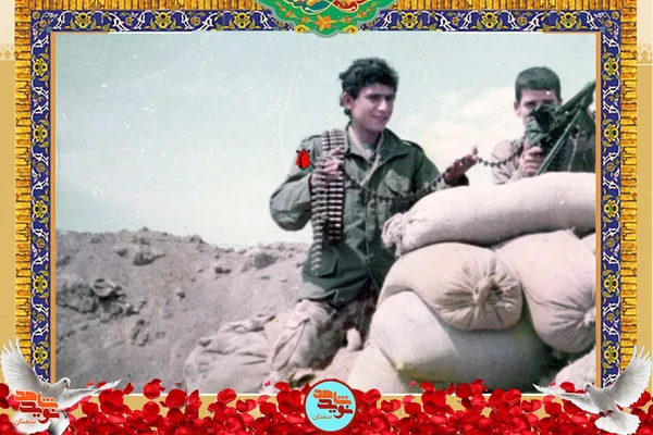 نفر سمت چپ شهید محمود امی