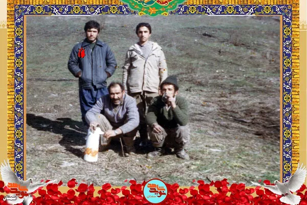 ردیف ایستاده نفر اول از چپ شهید عباس صادقچه
